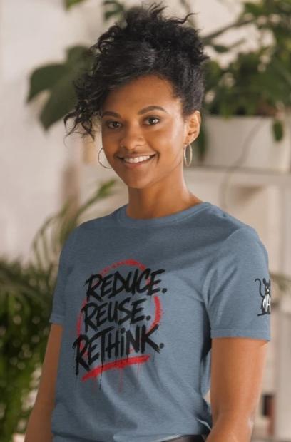 Femme portant un t-shirt �cologique M.A.D Reduce Reuse Rethink